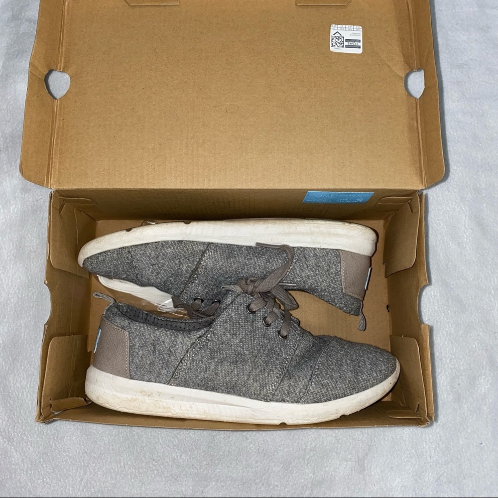 TOMS SHOES